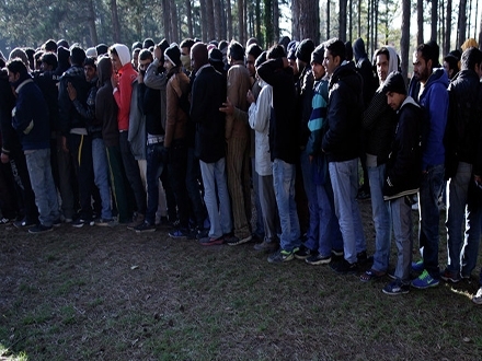 Migranti u toku dana probili ogradu. Foto: Drako Vojinović 